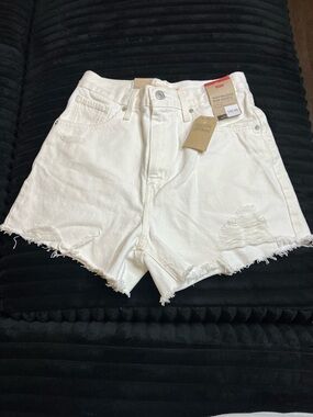 NWT Levi's White High-Rise Distressed Denim Mom Shorts 27